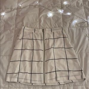 White and black checkered skirt. 🖤